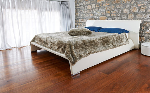 意大利布雷西亞住宅：黑胡桃木地板