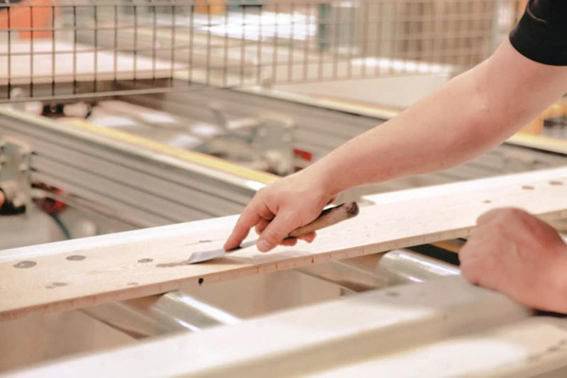 1996年發(fā)明第一片三層實木地板